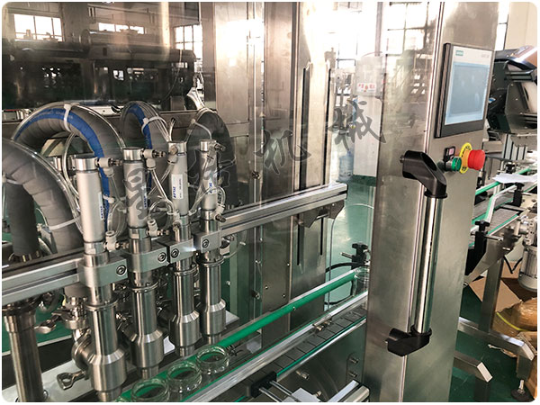 蒜蓉醬自動灌裝生產線需要人工裝瓶嗎(圖2)